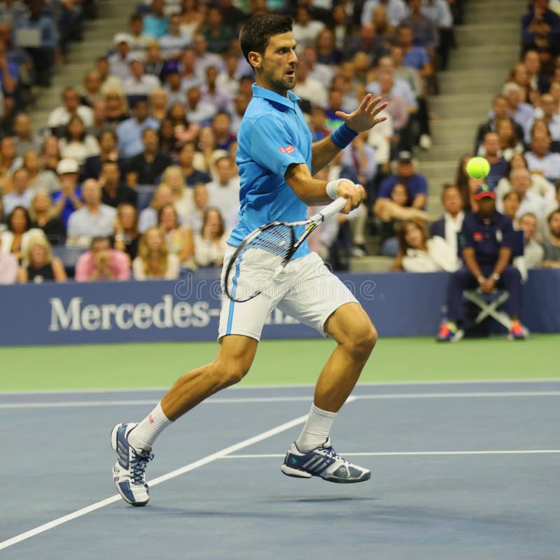Storslagen Slam för tolv gånger mästare Novak Djokovic av Serbien i handling under hans kvartsfinalmatch på US Open 2016 royaltyfri bild