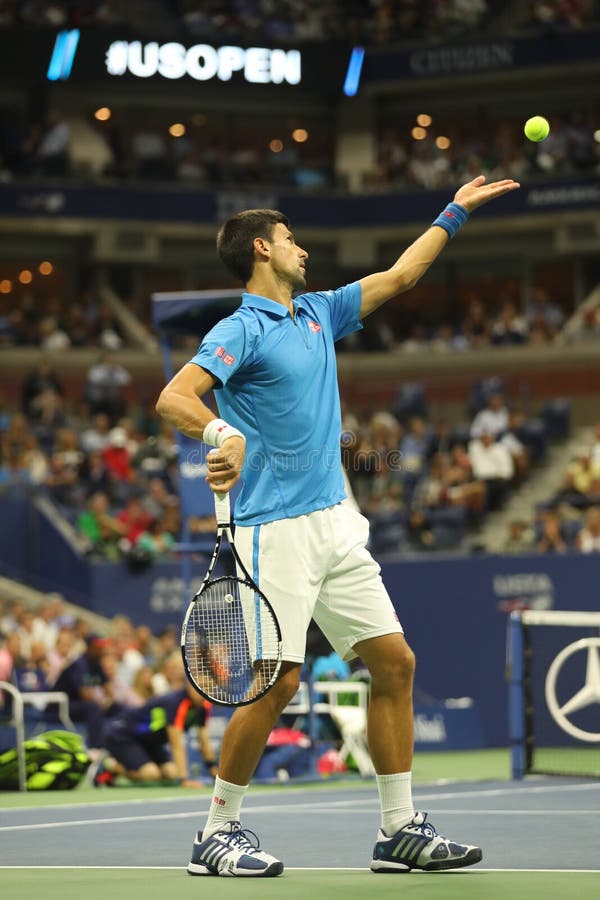 Storslagen Slam för tolv gånger mästare Novak Djokovic av Serbien i handling under hans kvartsfinalmatch på US Open 2016 royaltyfria foton