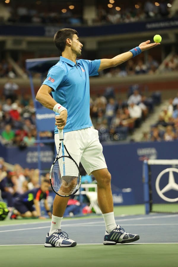 Storslagen Slam för tolv gånger mästare Novak Djokovic av Serbien i handling under hans kvartsfinalmatch på US Open 2016 arkivfoto
