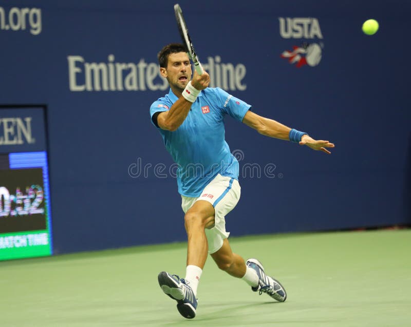 Storslagen Slam för tolv gånger mästare Novak Djokovic av Serbien i handling under hans kvartsfinalmatch på US Open 2016 royaltyfri bild