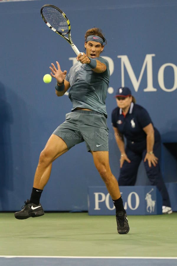 Storslagen Slam för tolv gånger mästare Rafael Nadal under den andra runda matchen på US Open 2013 royaltyfri bild