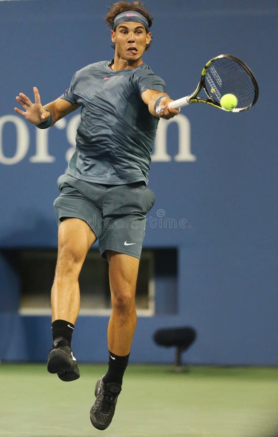 Storslagen Slam för tolv gånger mästare Rafael Nadal under den andra runda matchen på US Open 2013 mot Rogerio Dutra Silva arkivbilder