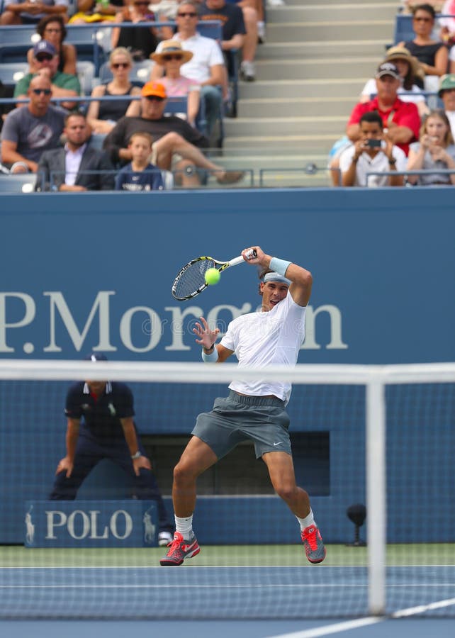 Storslagen Slam för tolv gånger mästare Rafael Nadal under den första runda matchen på US Open 2013 mot Ryan Harrison arkivfoto