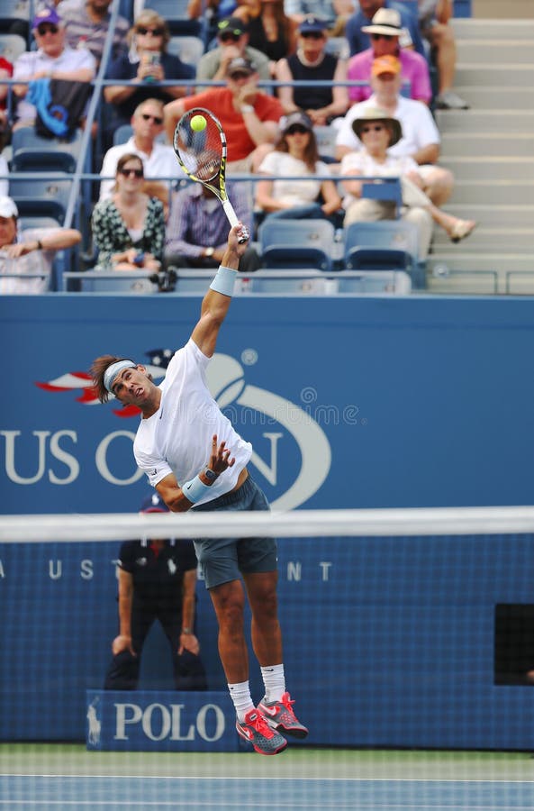 Storslagen Slam för tolv gånger mästare Rafael Nadal under den första runda matchen på US Open 2013 mot Ryan Harrison arkivbild
