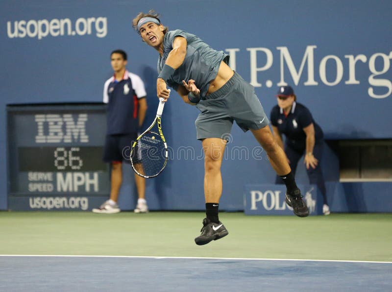 Storslagen Slam för tolv gånger mästare Rafael Nadal under hans andra runda match på US Open 2013 arkivfoton