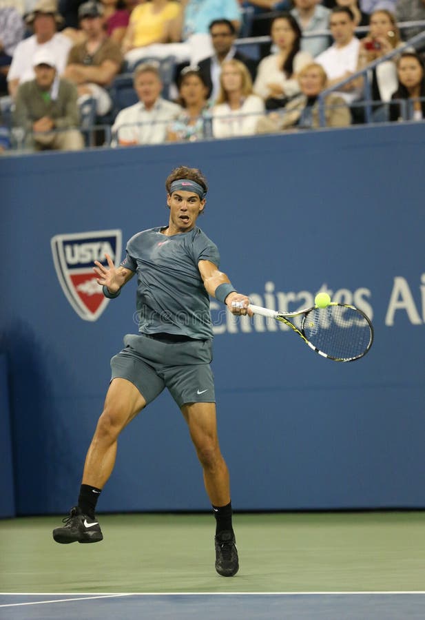 Storslagen Slam för tolv gånger mästare Rafael Nadal under hans andra runda match på US Open 2013 royaltyfri foto