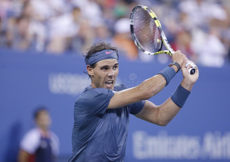 Storslagen Slam för tolv gånger mästare Rafael Nadal under hans fjärde runda match på US Open 2013 mot Philipp Kohlschreiber royaltyfri bild