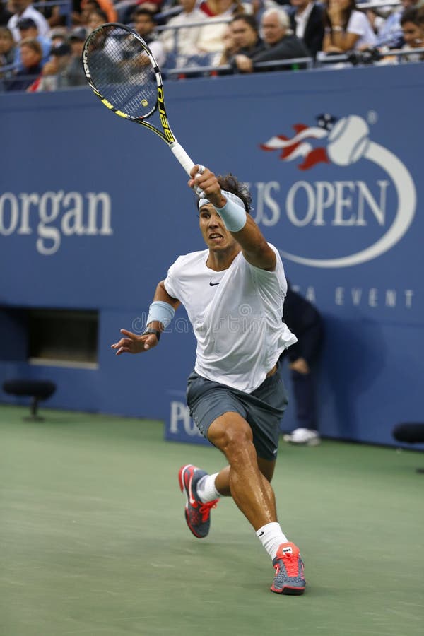 Storslagen Slam för tolv gånger mästare Rafael Nadal under hans semifinalmatch på US Open 2013 mot Richard Gasquet arkivbilder