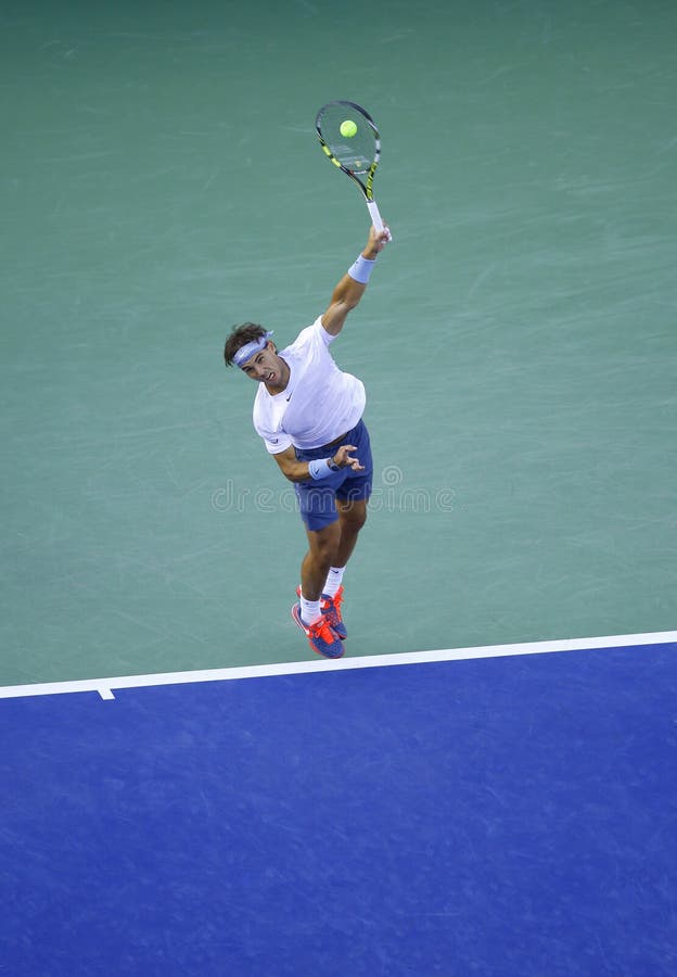 Storslagen Slam för tolv gånger mästare Rafael Nadal under hans semifinalmatch på US Open 2013 mot Richard Gasquet royaltyfri foto