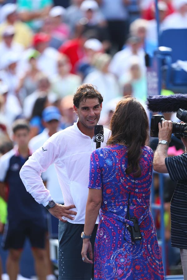 Storslagen Slam för tolv gånger mästare Rafael Nadal under intervju efter hans seger i den tredje runda matchen på US Open 2013 royaltyfri foto