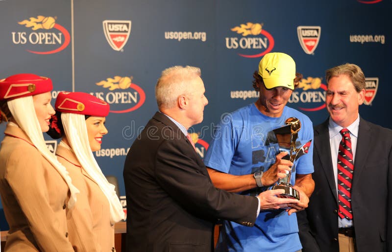 Storslagen Slam för tolv gånger mästare Rafael Nadal under presentation för trofé för 2013 serie för emiratflygbolagUS Open fotografering för bildbyråer