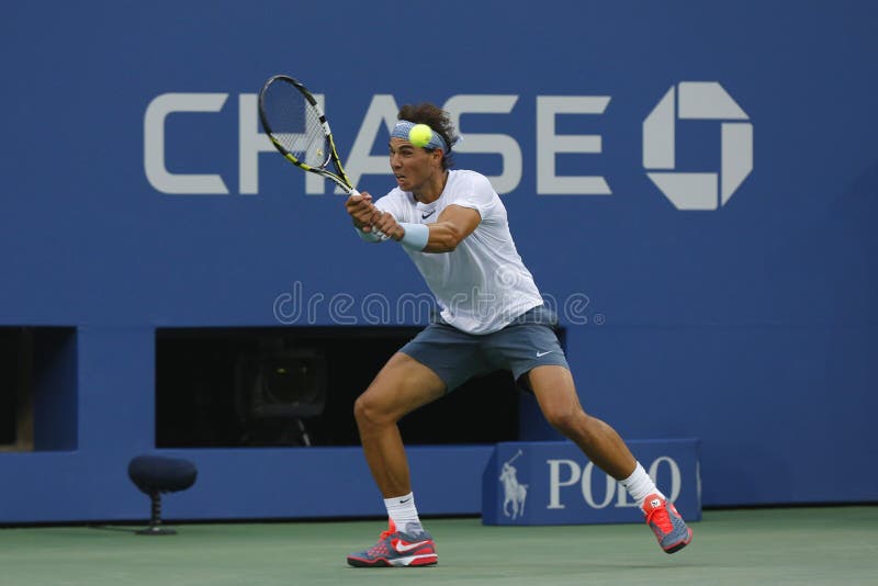 Storslagen Slam för tolv gånger mästare Rafael Nadal under semifinalmatch på US Open 2013 mot Richard Gasquet royaltyfri fotografi