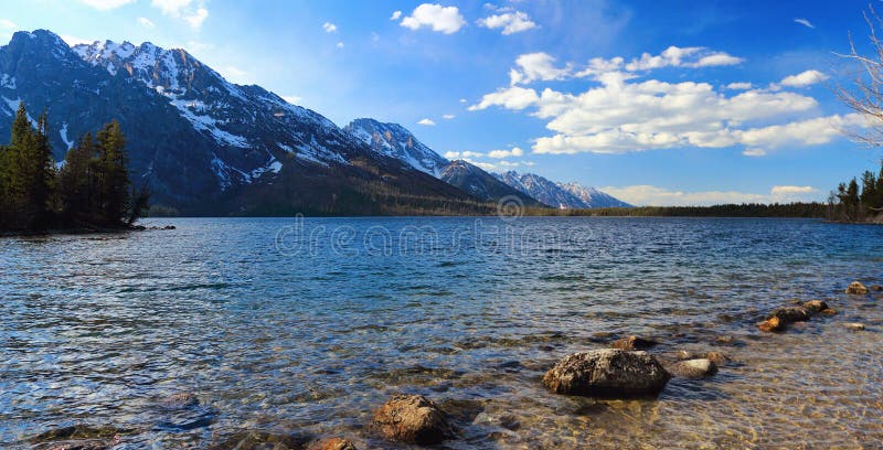 Storslaget Teton område och Jenny Lake i aftonljus, panorama fotografering för bildbyråer Storslaget Teton område och Jenny Lake i aftonljus, panorama fotografering för bildbyråer