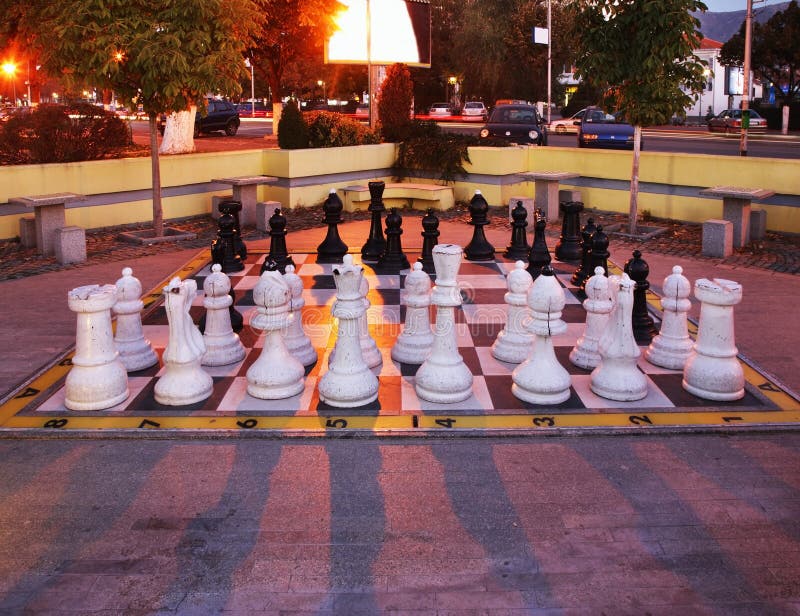 Stort schack på Alexandria Square i Prilep macedonia royaltyfri bild Stort schack på Alexandria Square i Prilep macedonia royaltyfri bild
