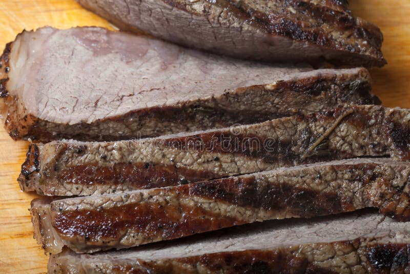 Stort stycke av nytt nötköttkött som är förberett på en gallerpanna på ljus royaltyfria bilder Stort stycke av nytt nötköttkött som är förberett på en gallerpanna på ljus royaltyfria bilder