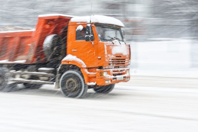 Stortplaatsvrachtwagen in sneeuwonweer royalty-vrije stock afbeeldingen Stortplaatsvrachtwagen in sneeuwonweer royalty-vrije stock afbeeldingen
