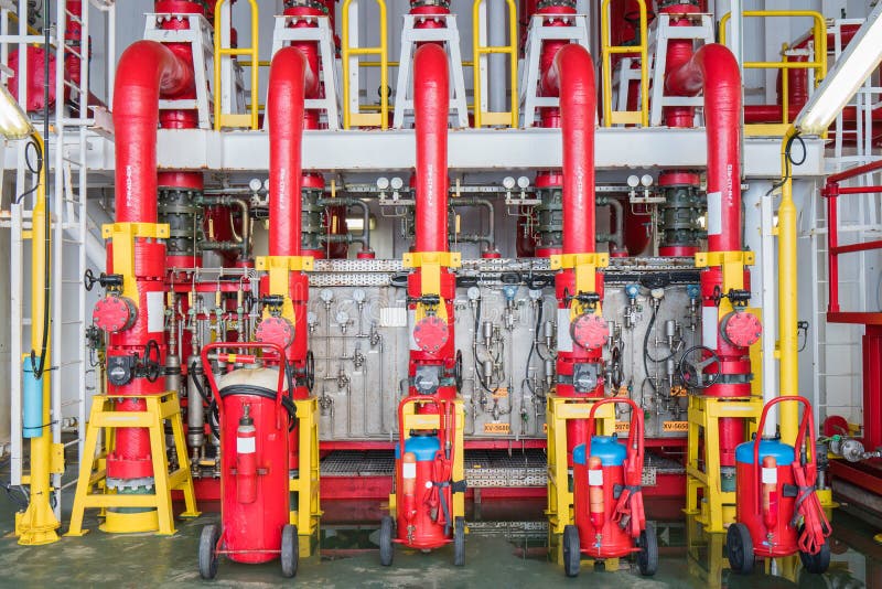 Stortvloedklep en de kopbal van het brandwater om hoge drukwater aan risicogebied voor brandbestrijding te verdelen