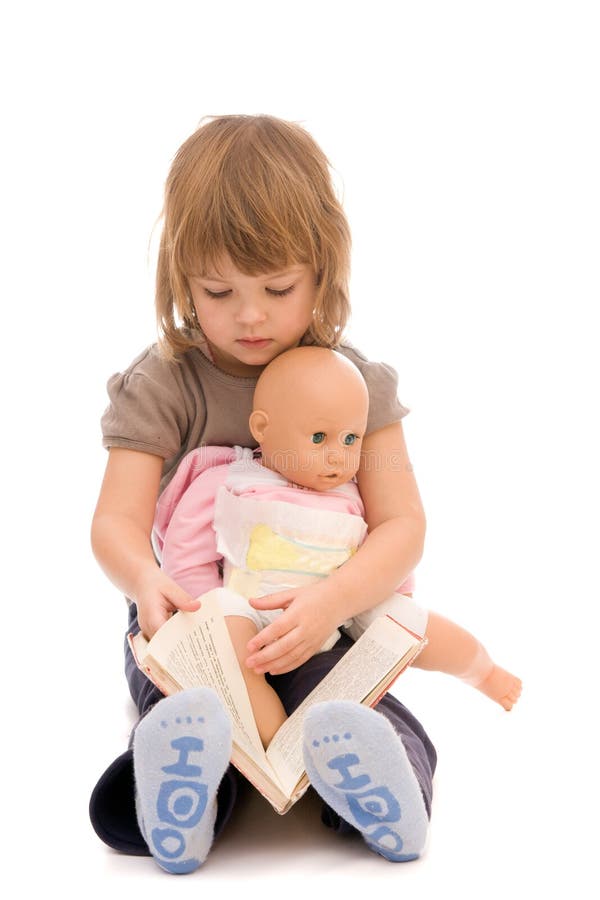 Příběh malá holčička čtení knihy na její panenku.