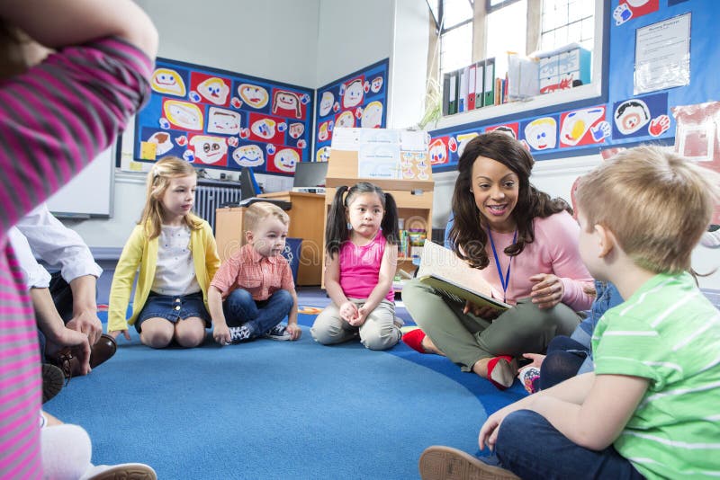 Storytime bij Kinderdagverblijf stock fotografie Storytime bij Kinderdagverblijf stock fotografie