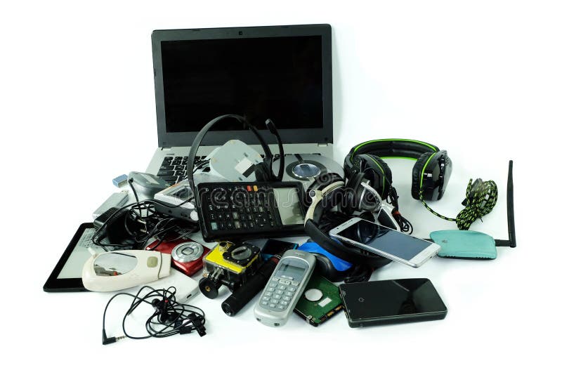 Stos elektroniczny odpady, gadżety dla dziennego używa odosobnionego na białym tle