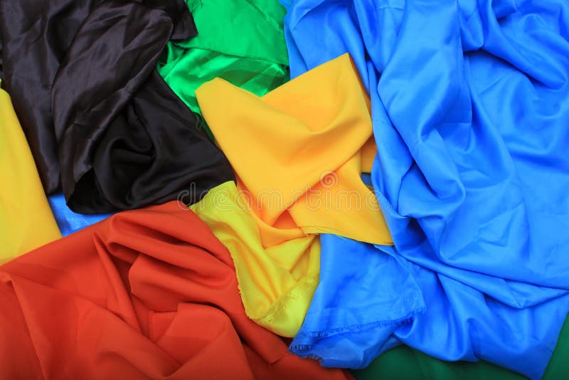 Stos kolorowe jedwabnicze tkaniny Zmięte łaty wibrujący kolor fotografia stock Stos kolorowe jedwabnicze tkaniny Zmięte łaty wibrujący kolor fotografia stock