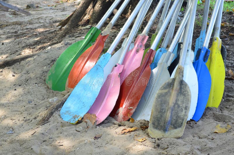 Stos kolorowy kajak paddles na piasku przy plażą fotografia royalty free Stos kolorowy kajak paddles na piasku przy plażą fotografia royalty free