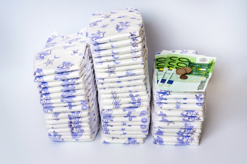 Stos rozporządzalne pieluszki z euro pieniądze zdjęcia stock Stos rozporządzalne pieluszki z euro pieniądze zdjęcia stock