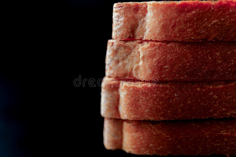 Stos tostowanego chleba krojonego na ciemnym tle obraz royalty free