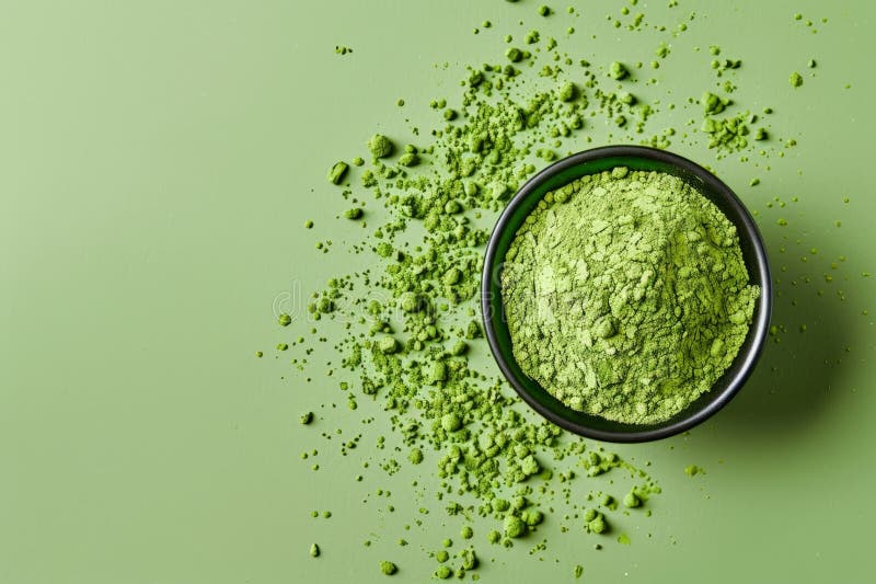 Stos w miseczce żywej zielonej herbaty matcha proszek z kopią. royalty ilustracja