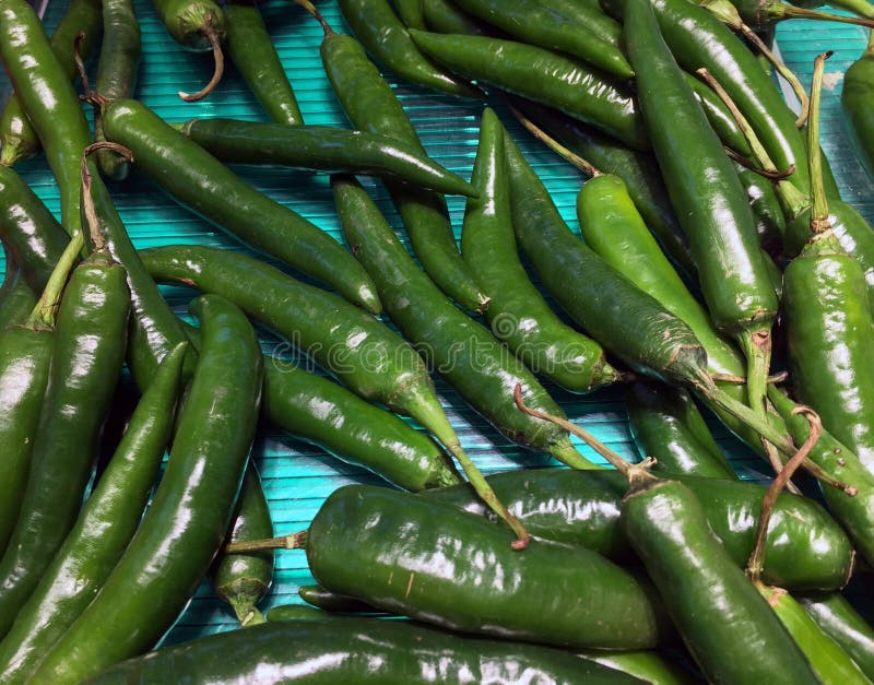 Stos Zielony duży Chili w tacy Tekstury tło zielony pieprz. Stos Zielony duży Chili w tacy Tekstury tło zielonego pieprzu rozsypisko