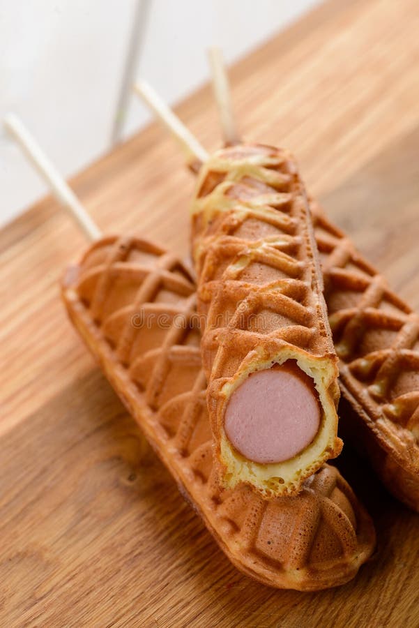 Stos świeżo smażący corndogs zdjęcie stock