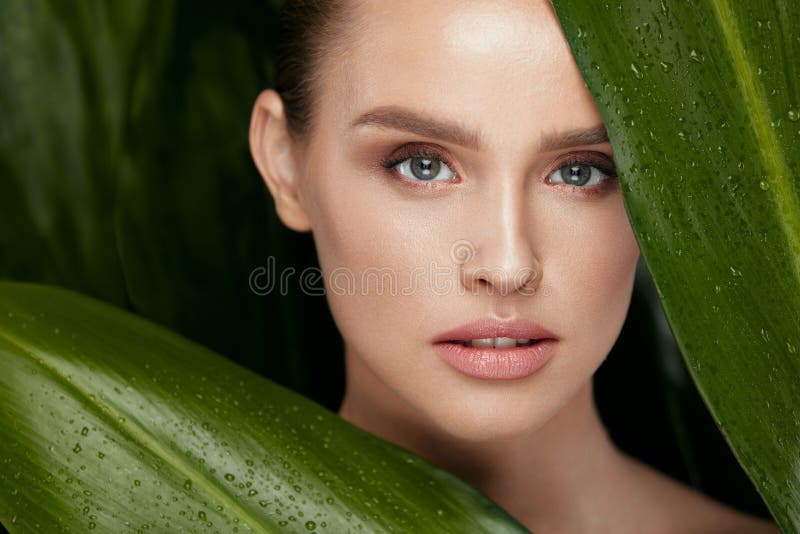 stosowanie opieki skóry przejrzystego lakier Z naturalnym makeup piękna kobieta