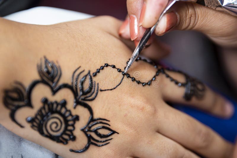 Stosować henna tatuaż obrazy royalty free Stosować henna tatuaż obrazy royalty free