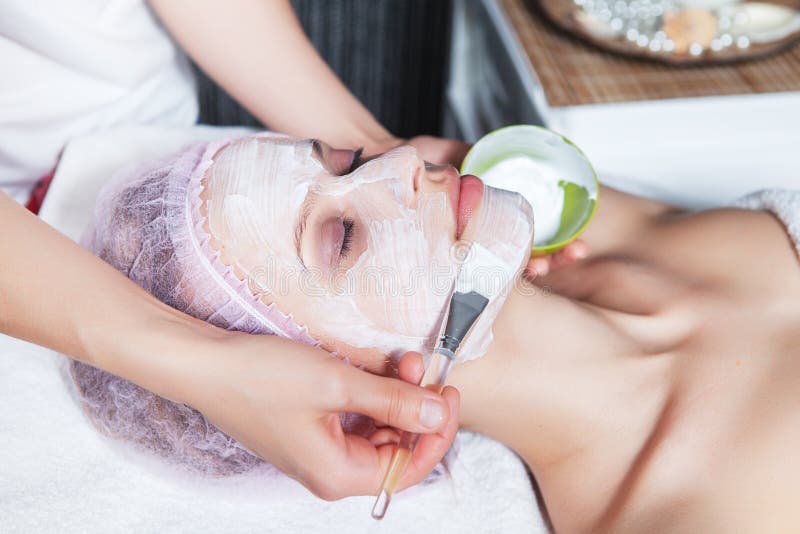 stosować kosmetyczki twarzy facial maskę obraz stock stosować kosmetyczki twarzy facial maskę obraz stock