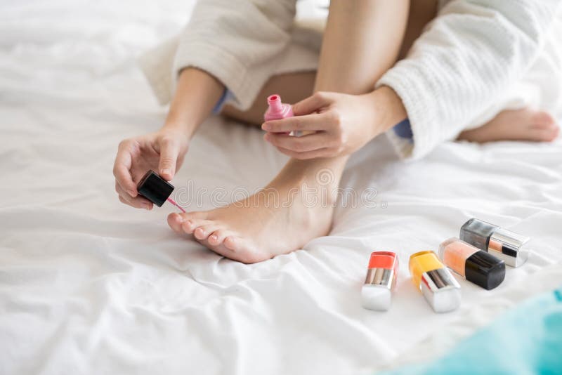 Stosować niektóre jej toenails kolor fotografia stock Stosować niektóre jej toenails kolor fotografia stock
