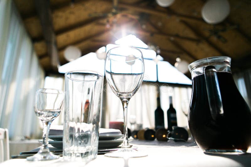 Stołowy położenie dla gościa restauracji w restauraci, słuzyć ślubu stół z wystrojem gdy świeczki, win szkła, papierowi lampiony, zdjęcie stock Stołowy położenie dla gościa restauracji w restauraci, słuzyć ślubu stół z wystrojem gdy świeczki, win szkła, papierowi lampiony, zdjęcie stock