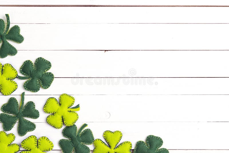 StPatrick ` s dnia tło z odczuwaną liść koniczyną na bielu zdjęcie stock StPatrick ` s dnia tło z odczuwaną liść koniczyną na bielu zdjęcie stock
