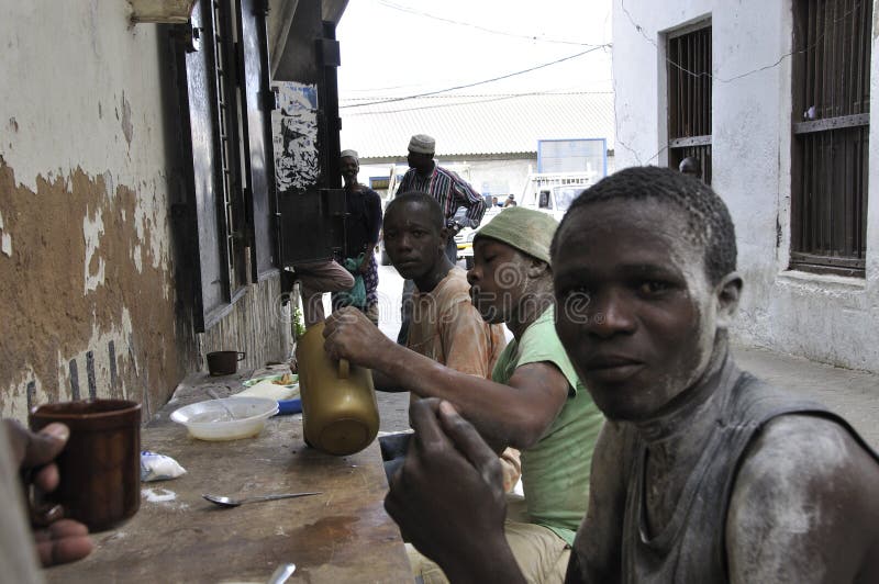 Straat-arbeiders die een koffie-onderbreking in de straten van Mombasa hebben stock fotografie Straat-arbeiders die een koffie-onderbreking in de straten van Mombasa hebben stock fotografie