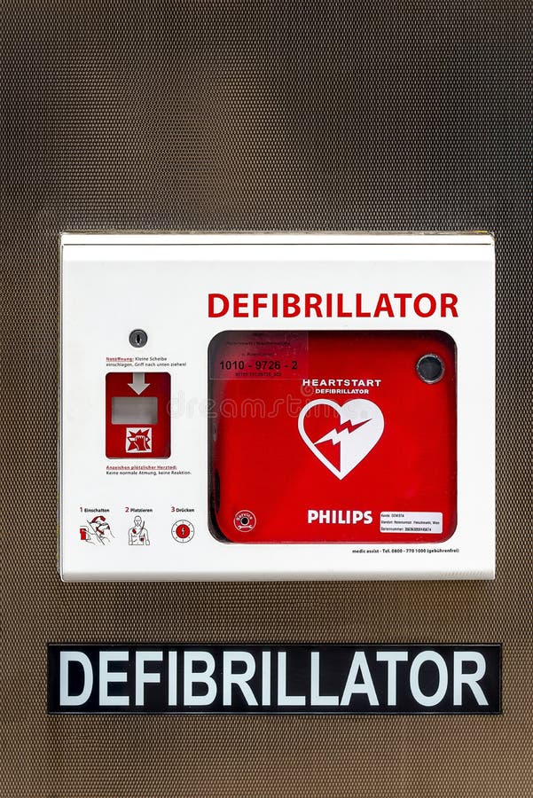 Straat defibrillator - het levensbesparing - voor openbare toegang stock afbeeldingen Straat defibrillator - het levensbesparing - voor openbare toegang stock afbeeldingen