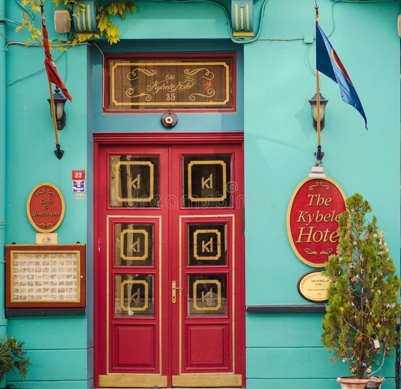 Straat met kleurrijke huizen en veelkleurige koffie in Istanboel, Sultanahmet royalty-vrije stock foto's Straat met kleurrijke huizen en veelkleurige koffie in Istanboel, Sultanahmet royalty-vrije stock foto's