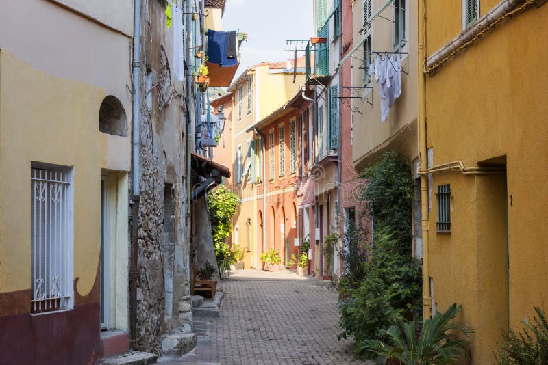 Straat met zonneschijn in Villefranche-sur-Mer royalty-vrije stock foto's Straat met zonneschijn in Villefranche-sur-Mer royalty-vrije stock foto's