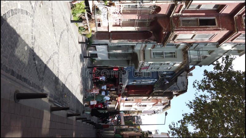 Straat van balat en toeristen. reis naar verticale 4k video van istanbul