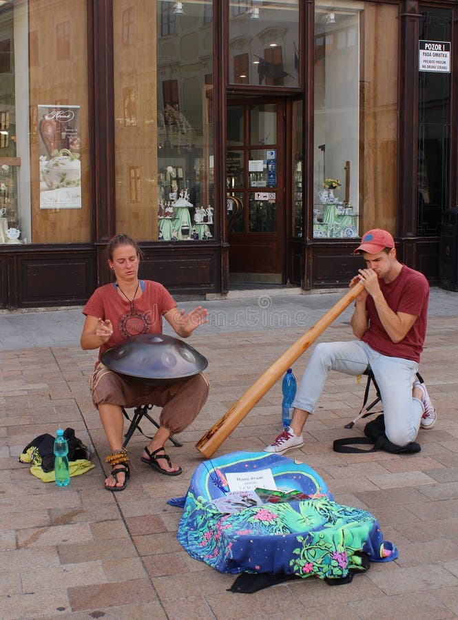 Straatfotografie - twee musici het spelen hangt trommel en didgeridoo in Bratislava stock afbeeldingen Straatfotografie - twee musici het spelen hangt trommel en didgeridoo in Bratislava stock afbeeldingen