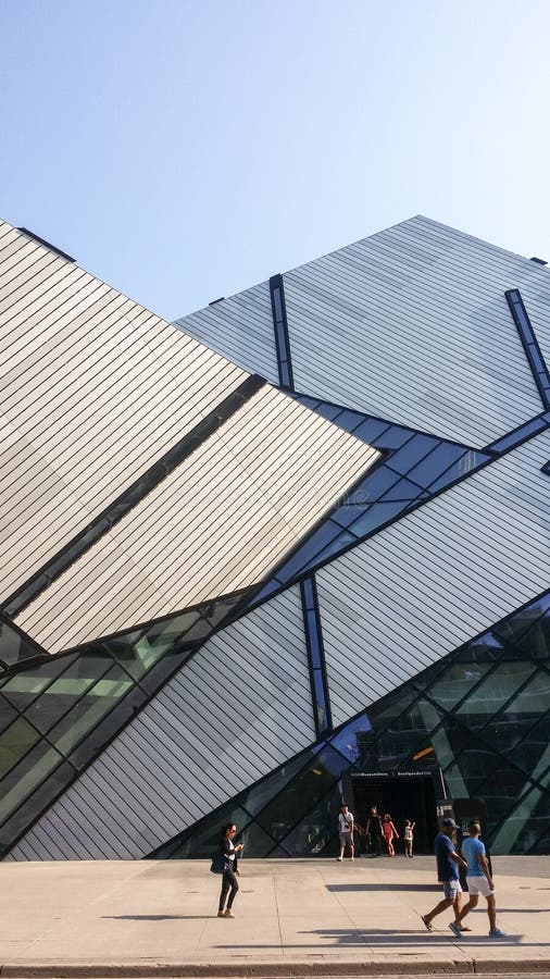 Straatmening over het Koninklijke Museum van Ontario in de zomer stock afbeelding Straatmening over het Koninklijke Museum van Ontario in de zomer stock afbeelding
