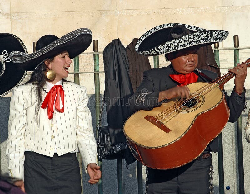 Straatmusici die in Madrid, Spanje presteren royalty-vrije stock afbeelding Straatmusici die in Madrid, Spanje presteren royalty-vrije stock afbeelding
