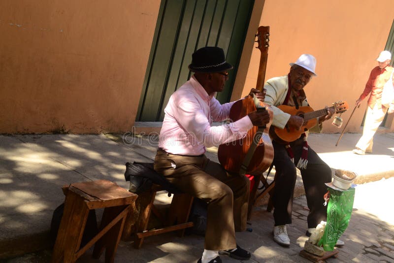 Straatmusici die traditionele Cubaanse muziek op de straat in oud Havana, Cuba spelen stock afbeeldingen Straatmusici die traditionele Cubaanse muziek op de straat in oud Havana, Cuba spelen stock afbeeldingen