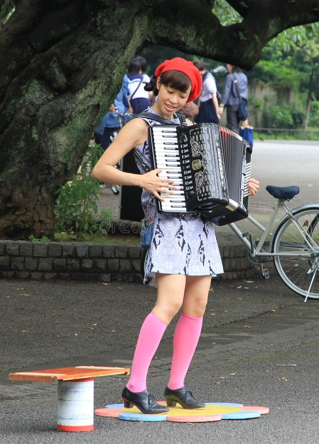 Straatmusicus Playing The Acordeon in Ueno-Park, Tokyo. stock afbeelding Straatmusicus Playing The Acordeon in Ueno-Park, Tokyo. stock afbeelding
