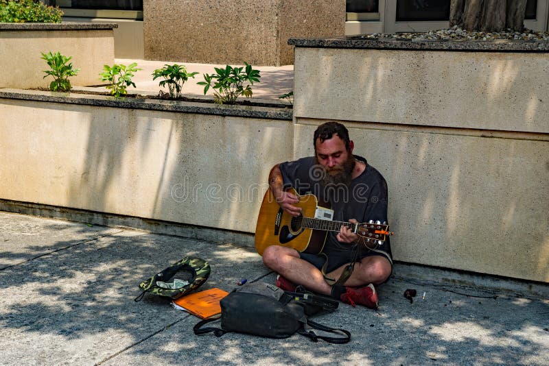 Straatmusicus Playing een Gitaar voor Uiteinden royalty-vrije stock fotografie Straatmusicus Playing een Gitaar voor Uiteinden royalty-vrije stock fotografie