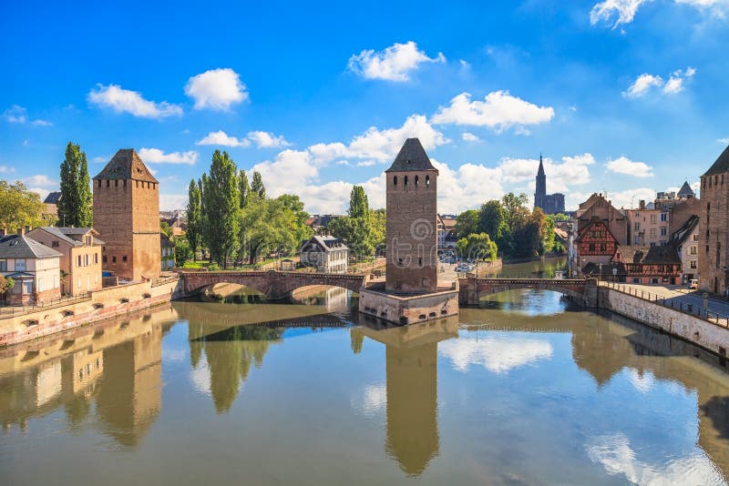 Straatsburg, middeleeuwse brug Ponts Couverts en Kathedraal. De Elzas, Frankrijk. stock afbeeldingen Straatsburg, middeleeuwse brug Ponts Couverts en Kathedraal. De Elzas, Frankrijk. stock afbeeldingen