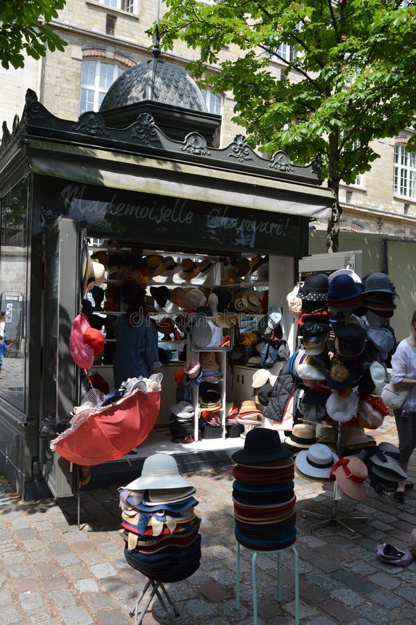 Straatwinkel met elegante vrouwenhoeden in Parijs stock afbeelding Straatwinkel met elegante vrouwenhoeden in Parijs stock afbeelding